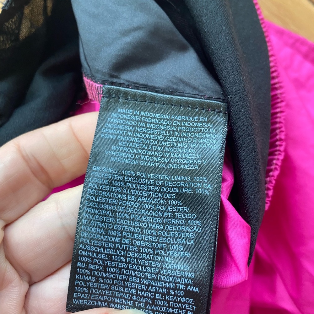 NWOT The North Face Fuchsia and Black Girls' Shorts - Picture 8 of 9